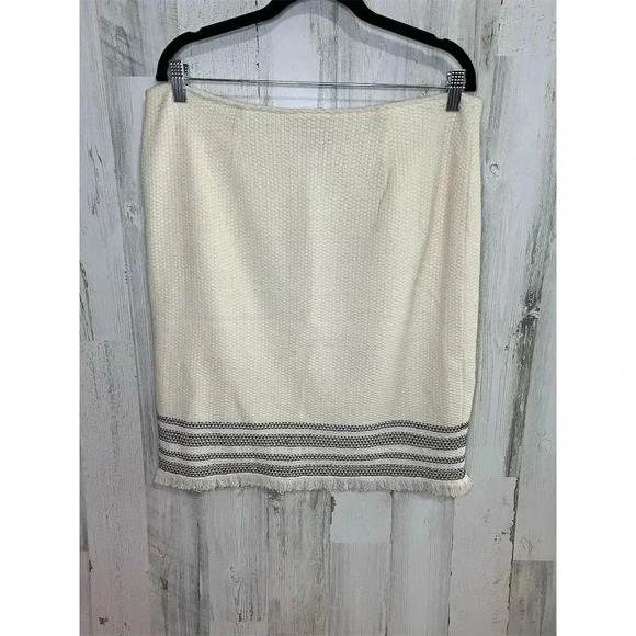 St. John Women's Ivory Pencil Skirt Size 14 Knee Length Formal Wear - Picture 6 of 7